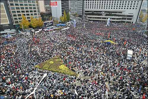 서울시청앞 광장에 모인 40000여명의 노동자들. 